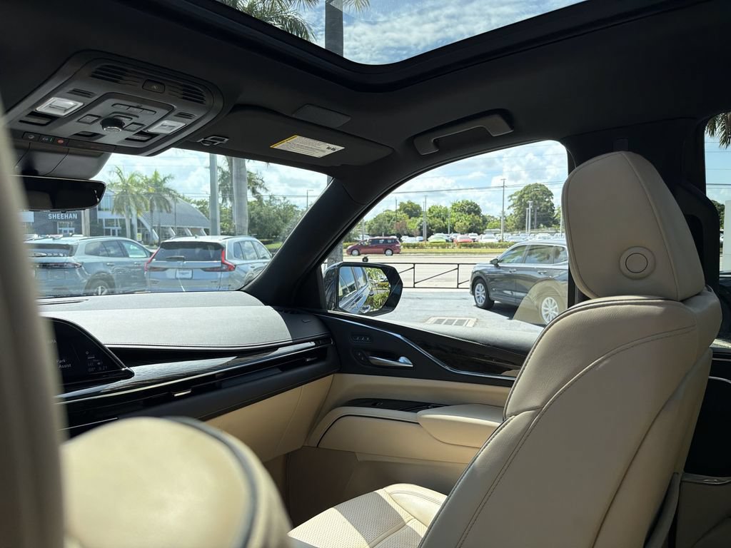 Used 2024 Cadillac Escalade Premium Luxury AWD/4WD image 11