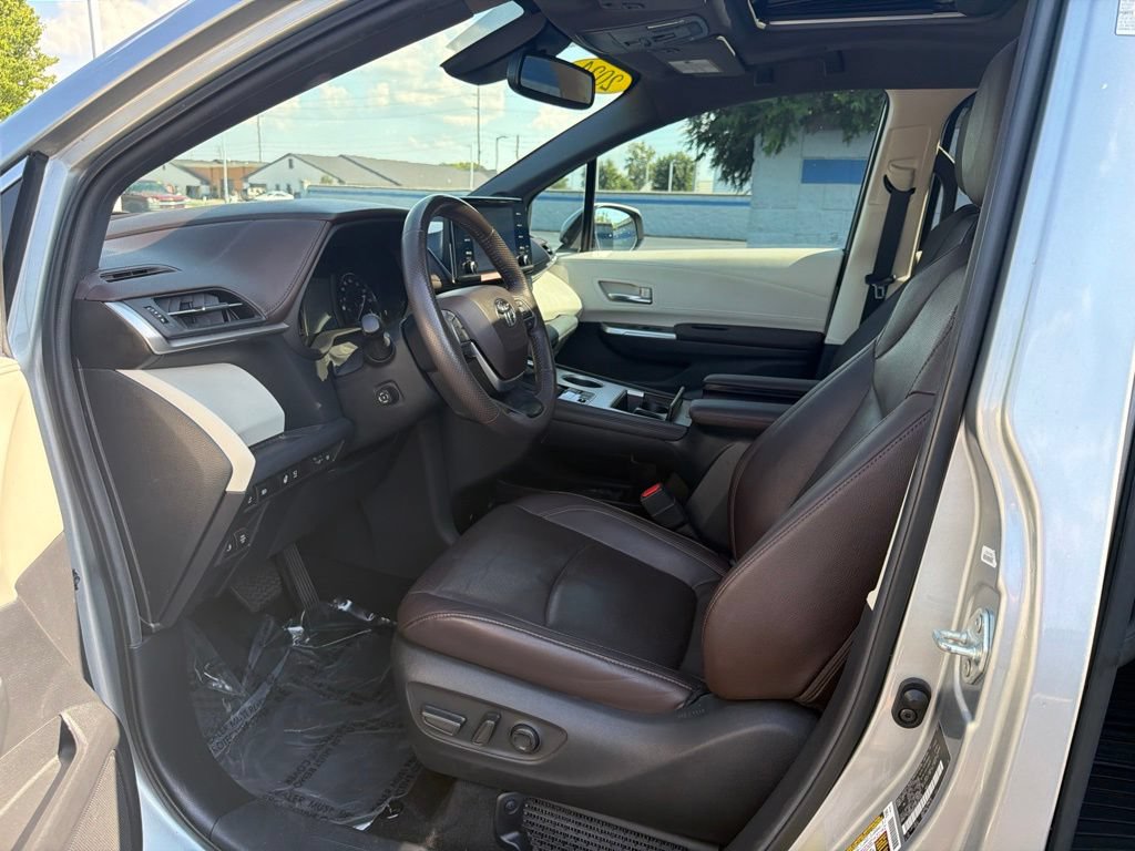 Used 2024 Toyota Sienna Platinum FWD image 17