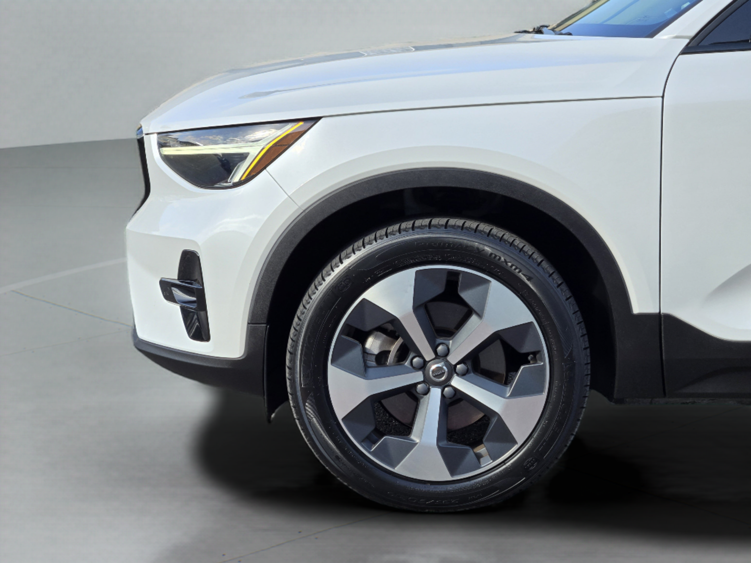 Used 2023 Volvo XC40 B4 Plus w/ Protection Package Premier FWD image 37