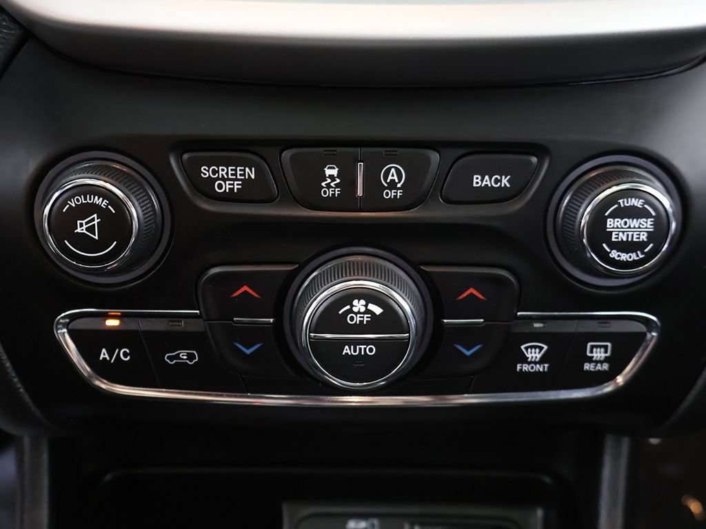 Used 2017 Jeep Cherokee Overland AWD/4WD image 53