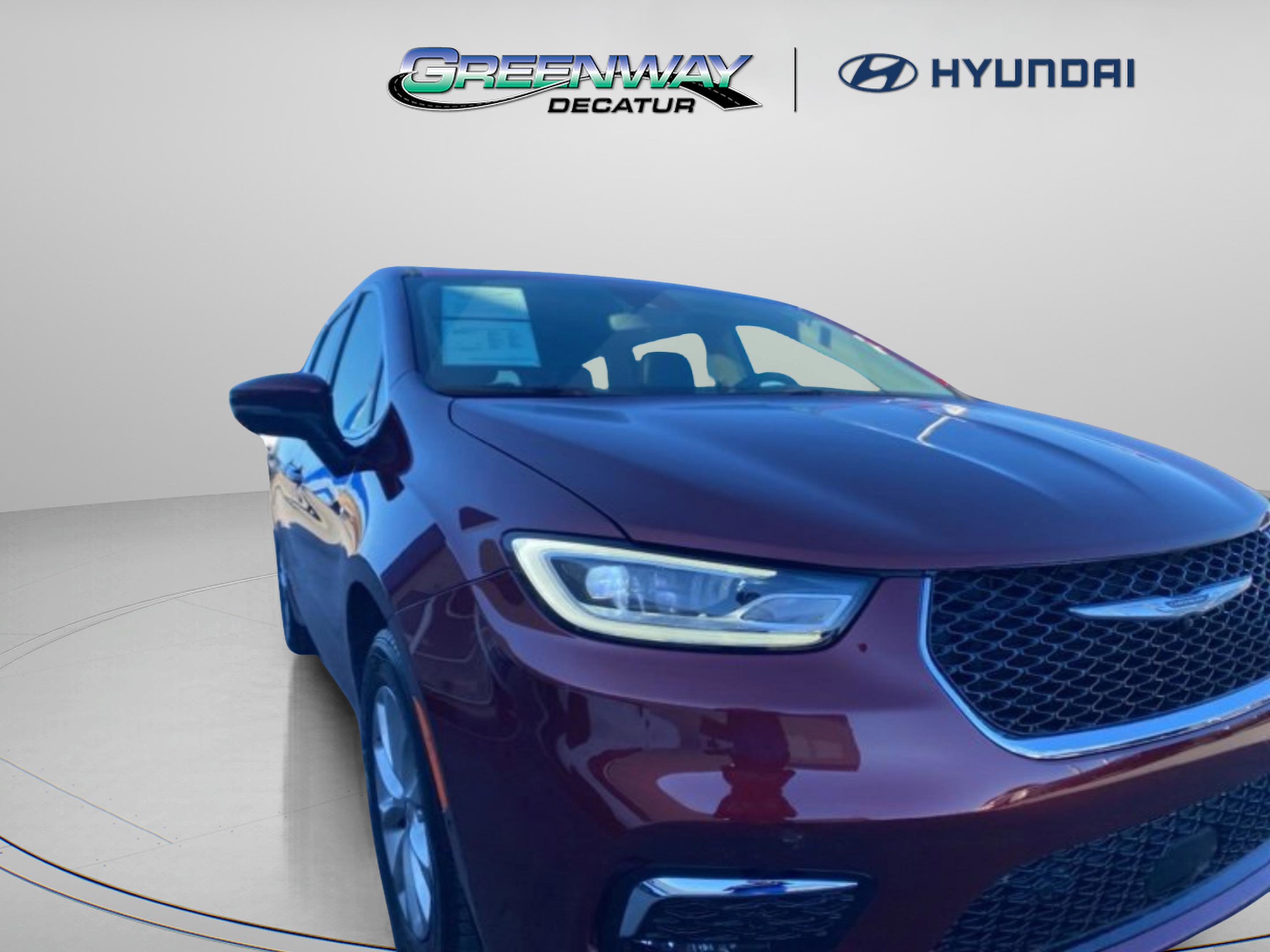 Used 2023 Chrysler Pacifica Touring-L image 2