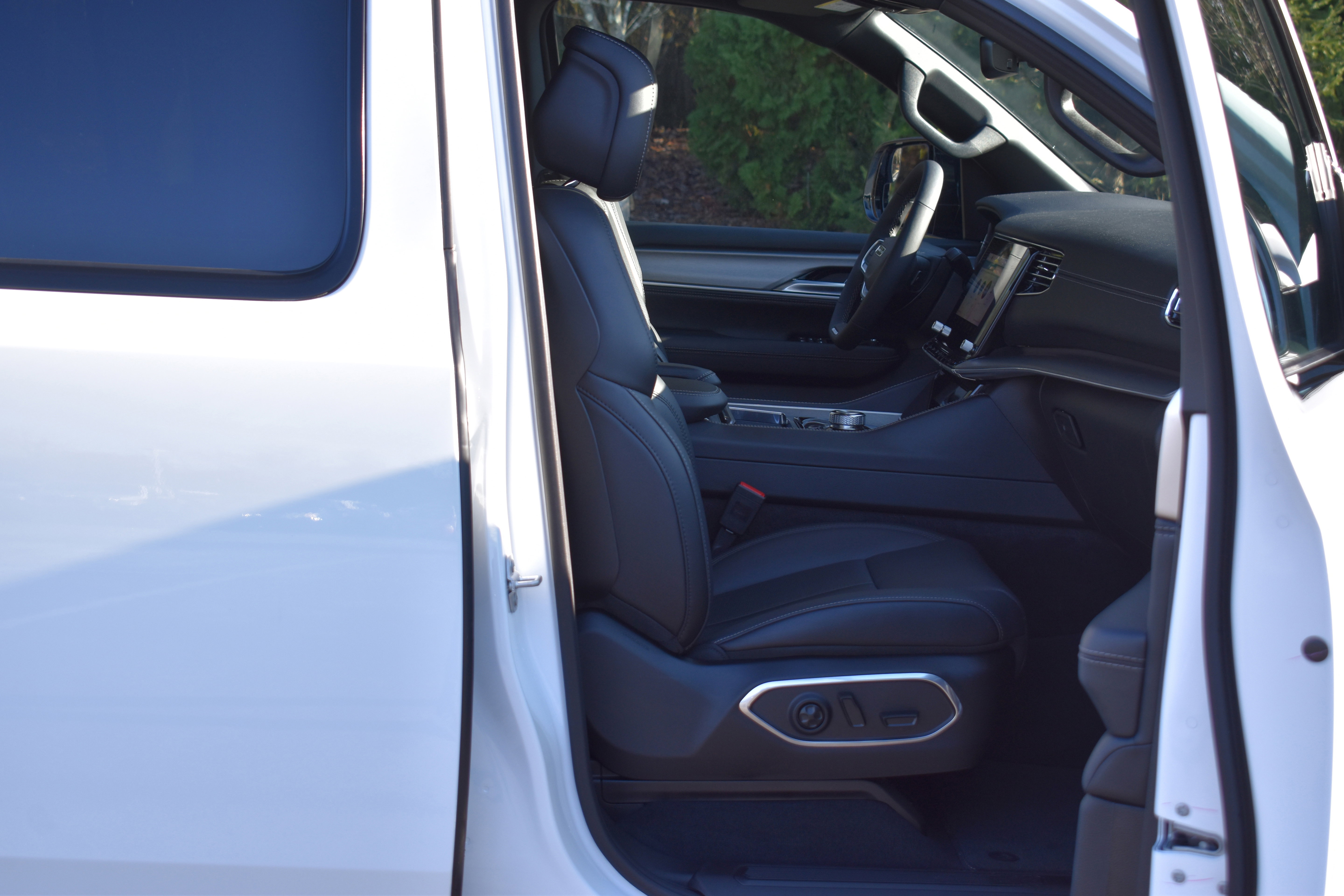 Used 2025 Jeep Wagoneer L Series II w/ Premium Group I image 23