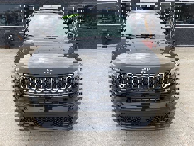 Used 2023 Jeep Compass Latitude image 2