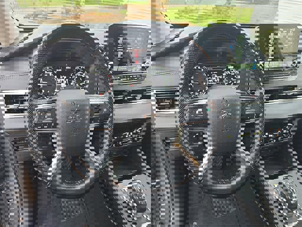 Used 2024 Mitsubishi Outlander SE image 17