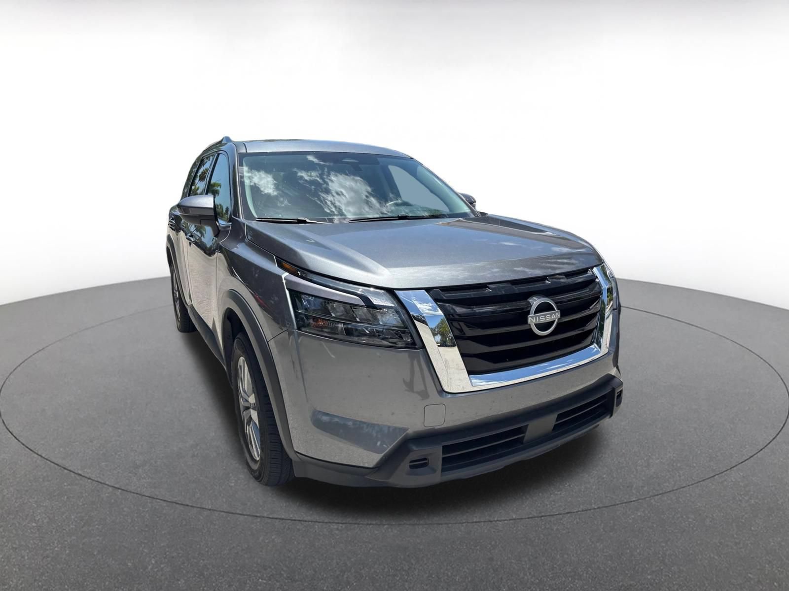 Used 2025 Nissan Pathfinder SV FWD image 2