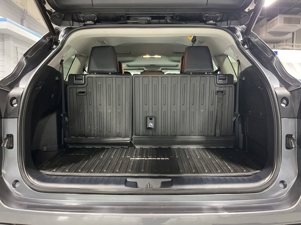Used 2023 Toyota Highlander XLE AWD/4WD image 34