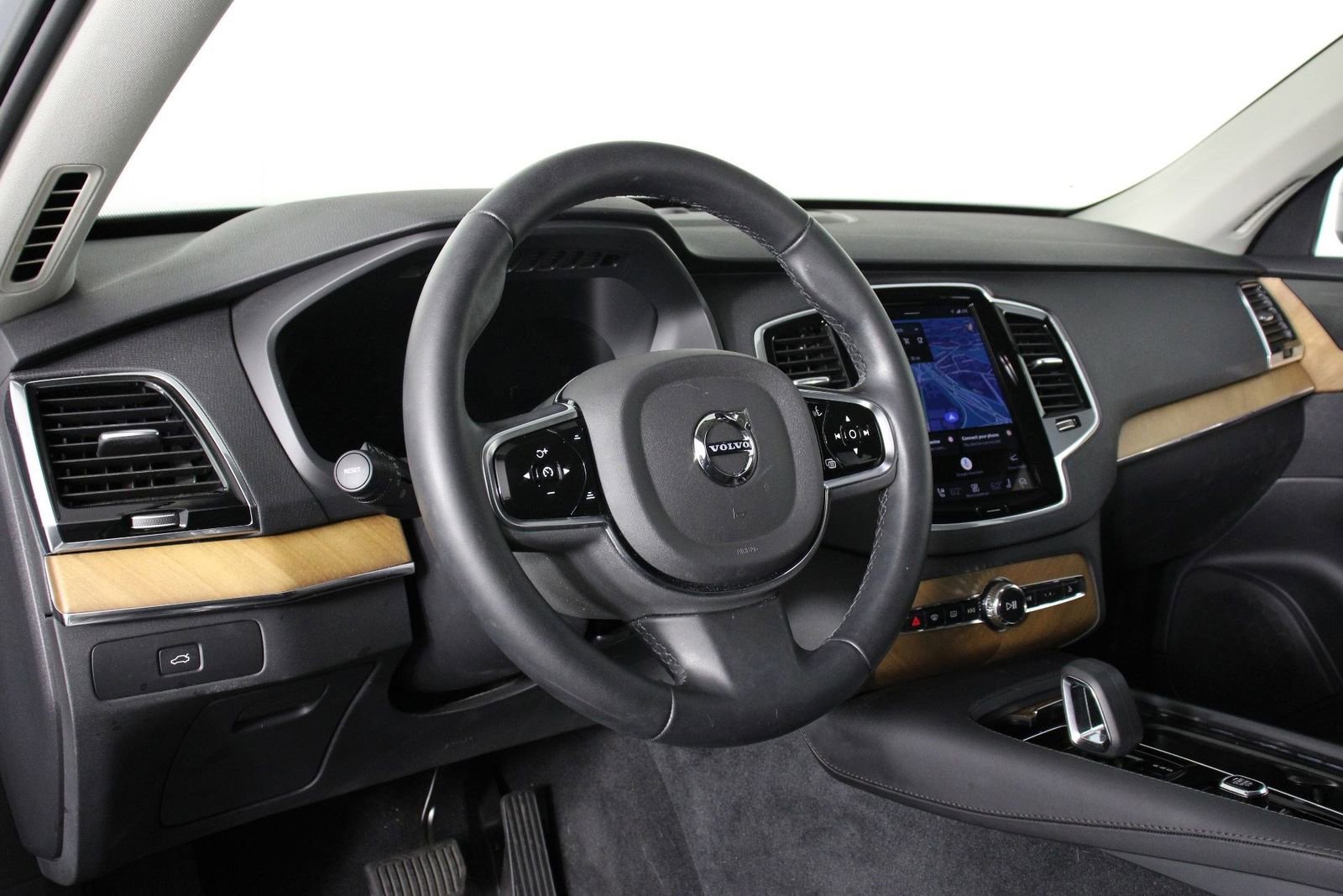 Used 2025 Volvo XC90 B6 Plus AWD/4WD image 14