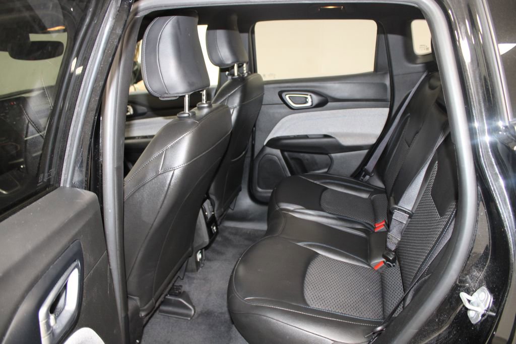 Used 2025 Jeep Compass Latitude image 17