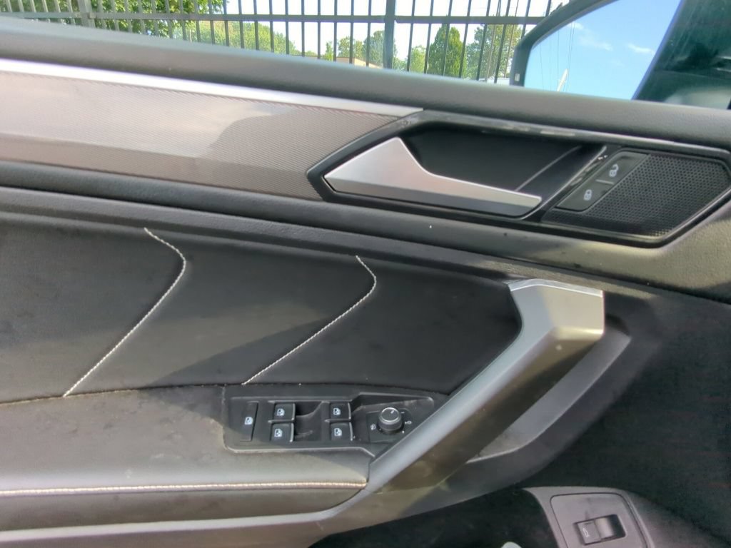 Used 2022 Volkswagen Tiguan SE R-Line AWD/4WD image 8