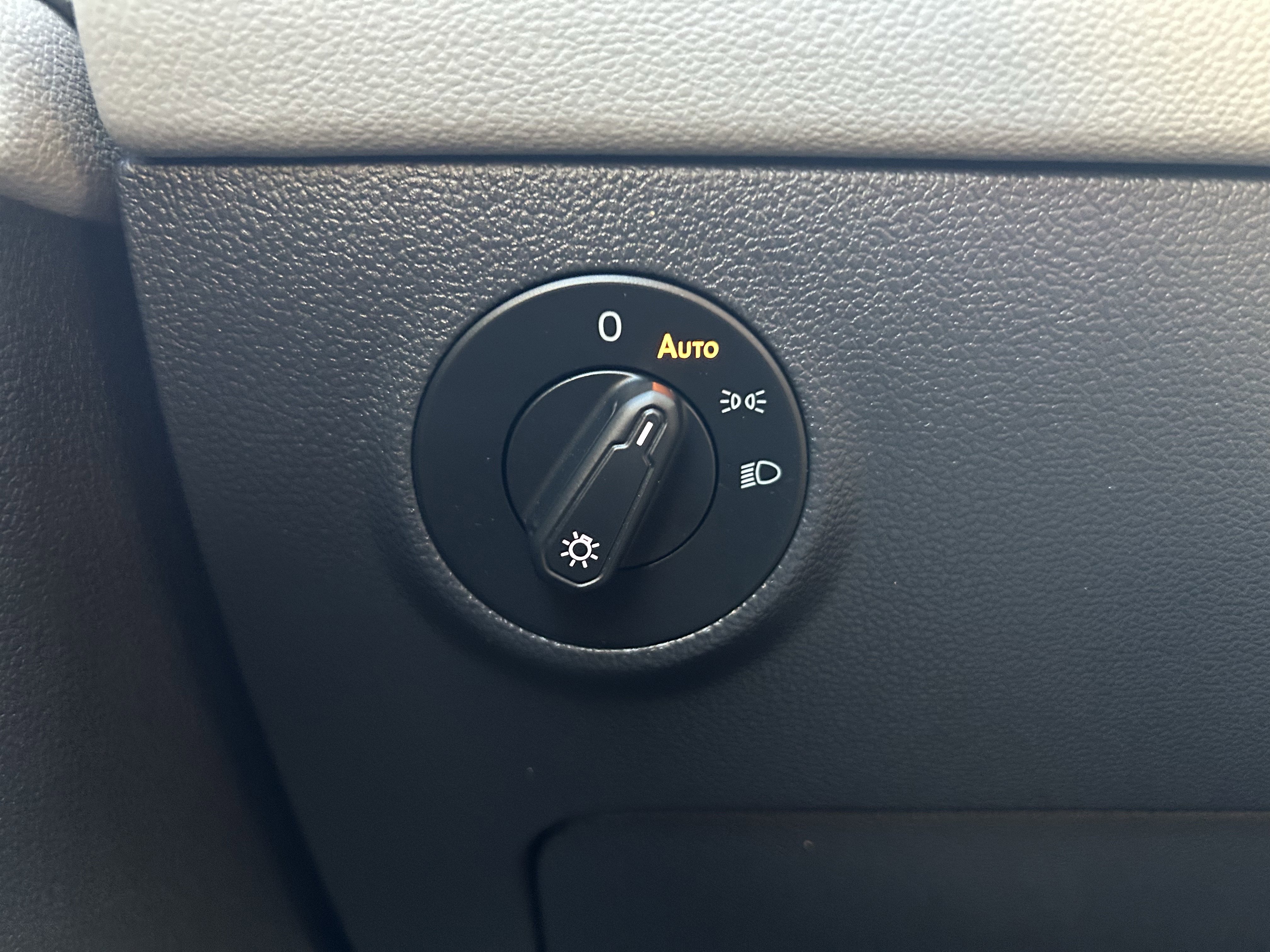 Certified 2024 Volkswagen Taos SE w/ Black Wheel Plus Package image 19