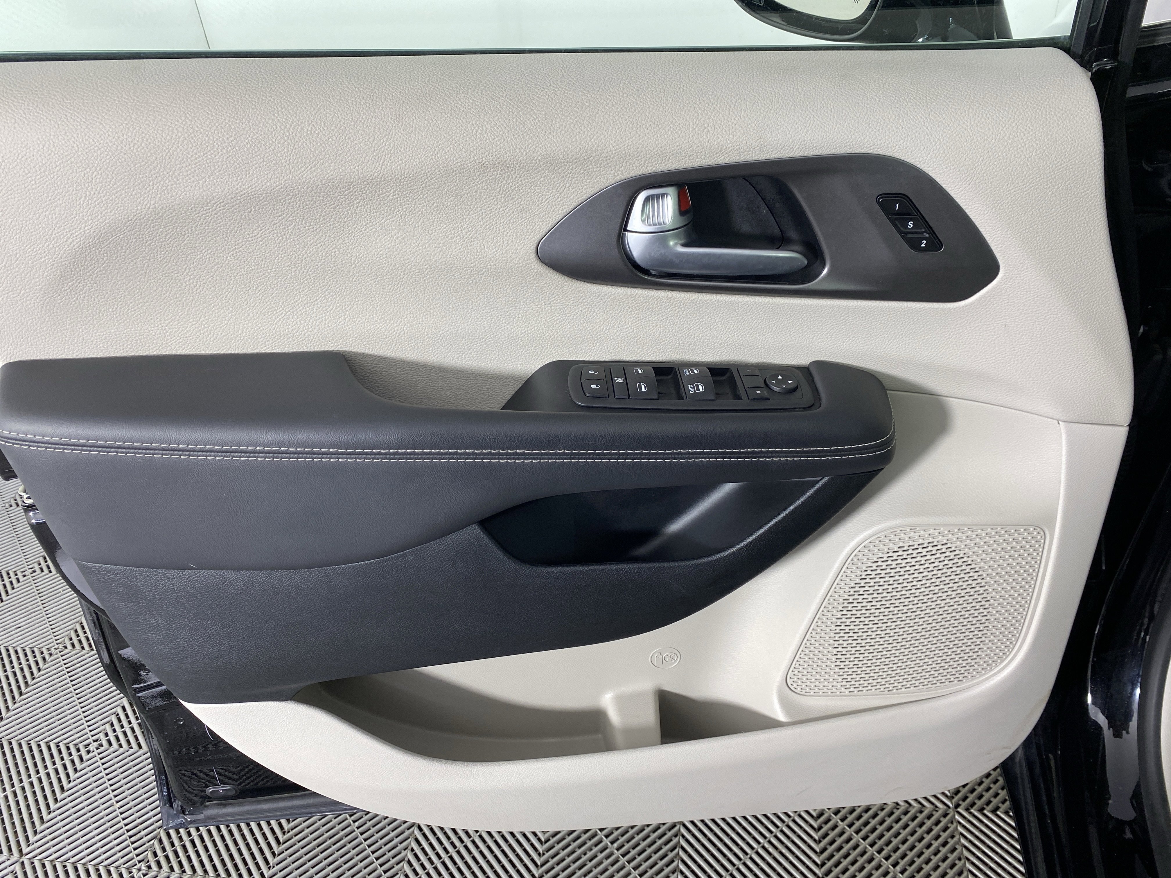 Used 2024 Chrysler Pacifica Touring-L image 13