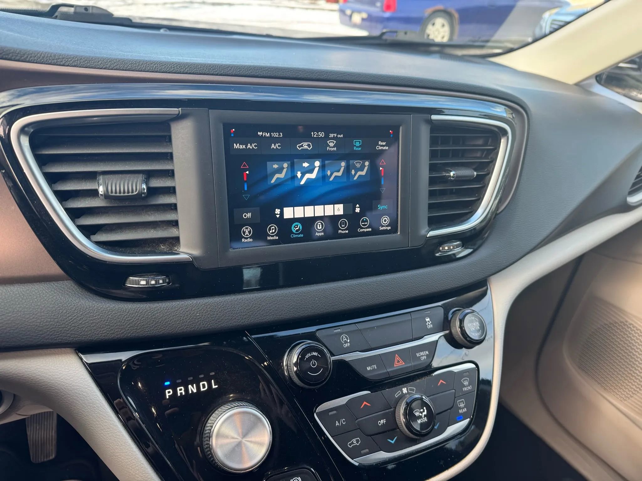 Used 2020 Chrysler Voyager Lxi image 17