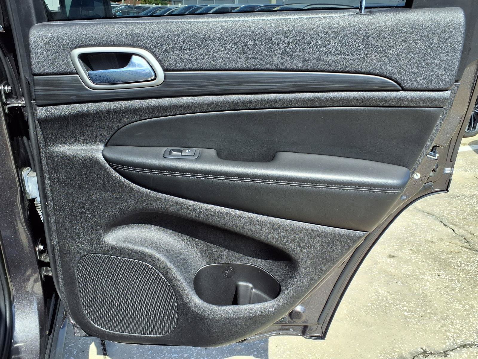 Used 2021 Jeep Grand Cherokee Laredo AWD/4WD image 13