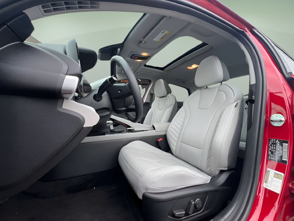 Used 2025 Hyundai Elantra Limited FWD image 16