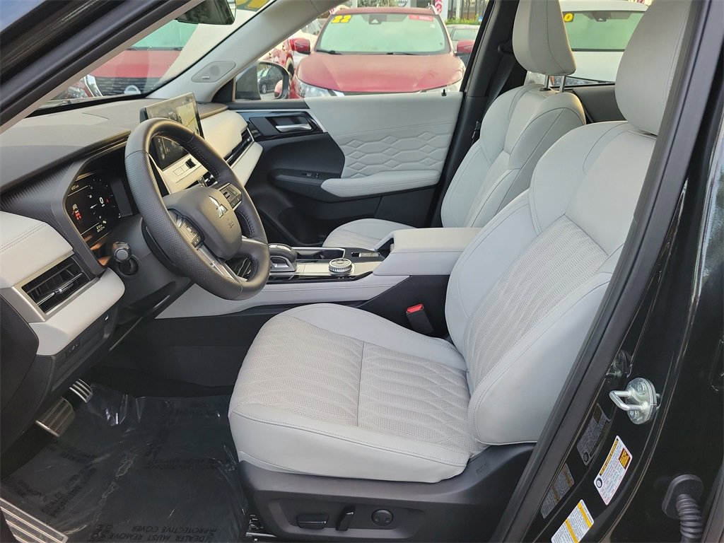 Used 2025 Mitsubishi Outlander SEL image 13