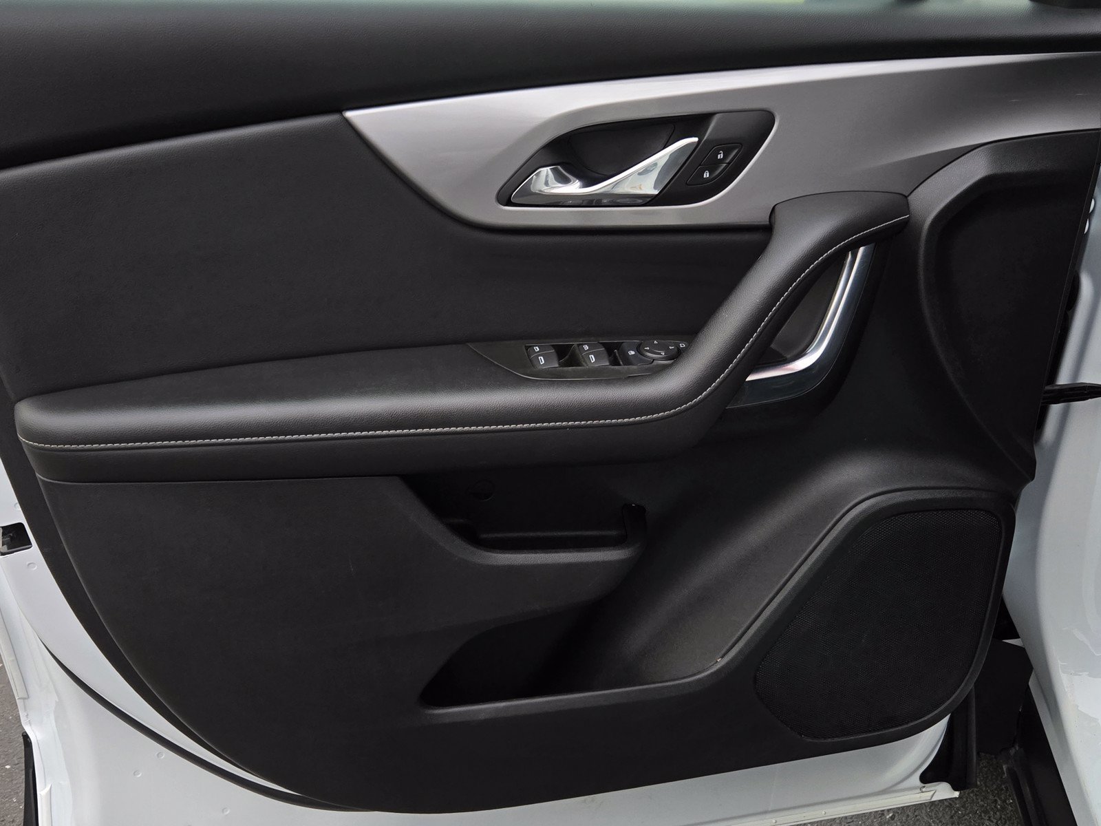Used 2025 Chevrolet Blazer LT FWD image 8