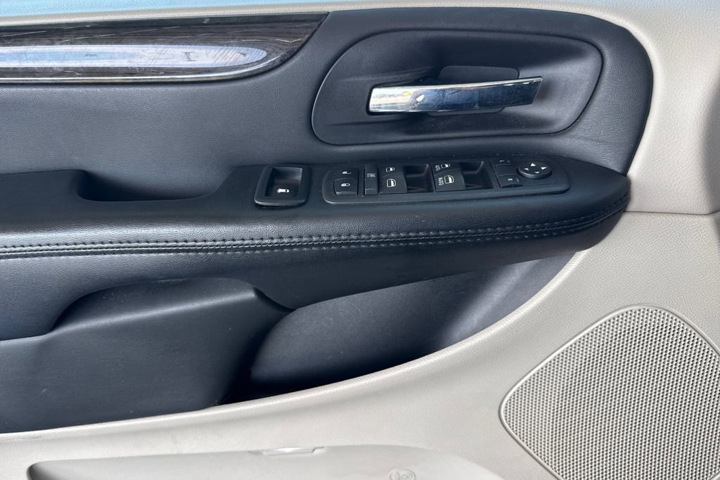 Used 2018 Dodge Grand Caravan SE w/ UConnect Hands-Free Group image 17