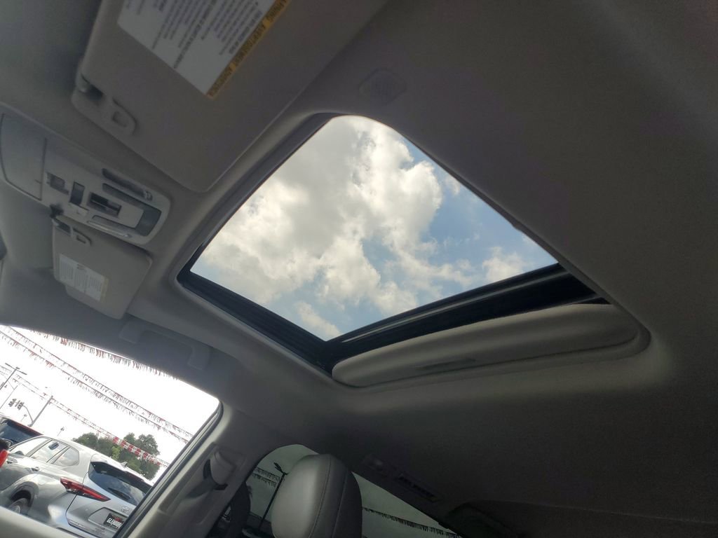 Used 2022 Toyota Sienna XLE image 28