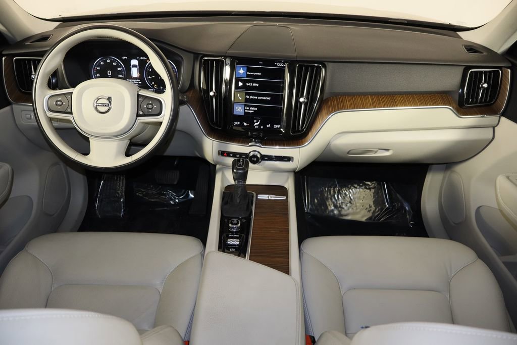 Used 2021 Volvo XC60 T5 Momentum w/ Premium Package image 29