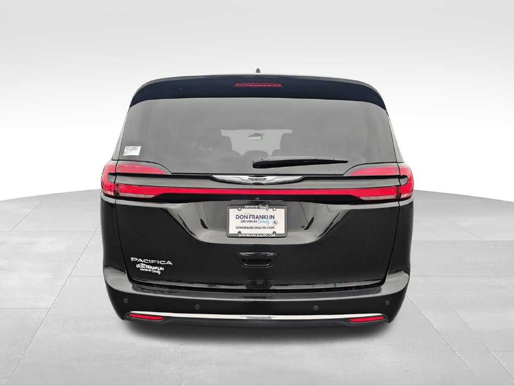 Used 2024 Chrysler Pacifica Touring-L FWD image 4
