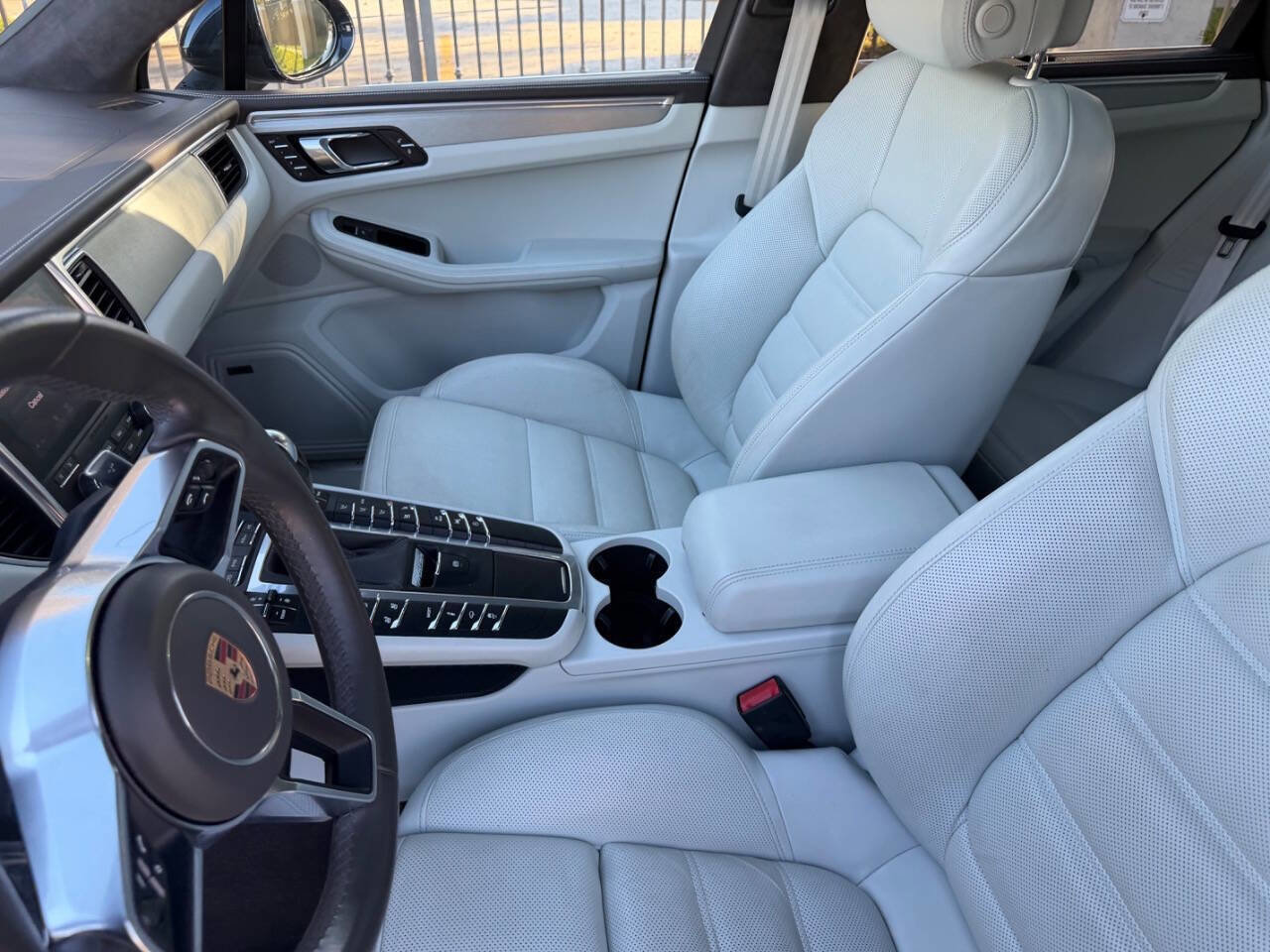 Used 2017 Porsche Macan Turbo image 7