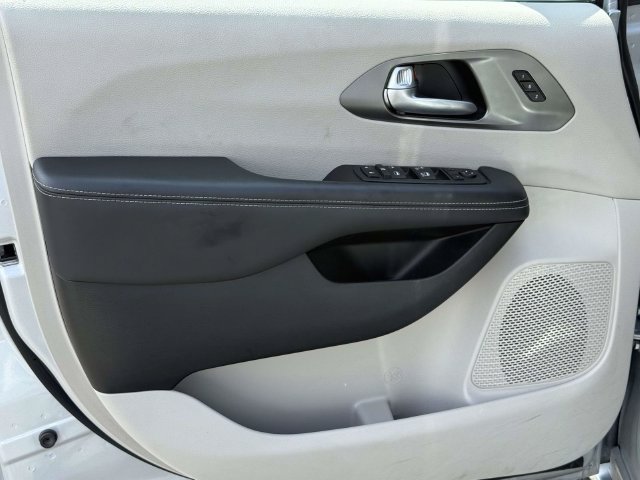 Used 2024 Chrysler Pacifica Touring-L FWD image 20