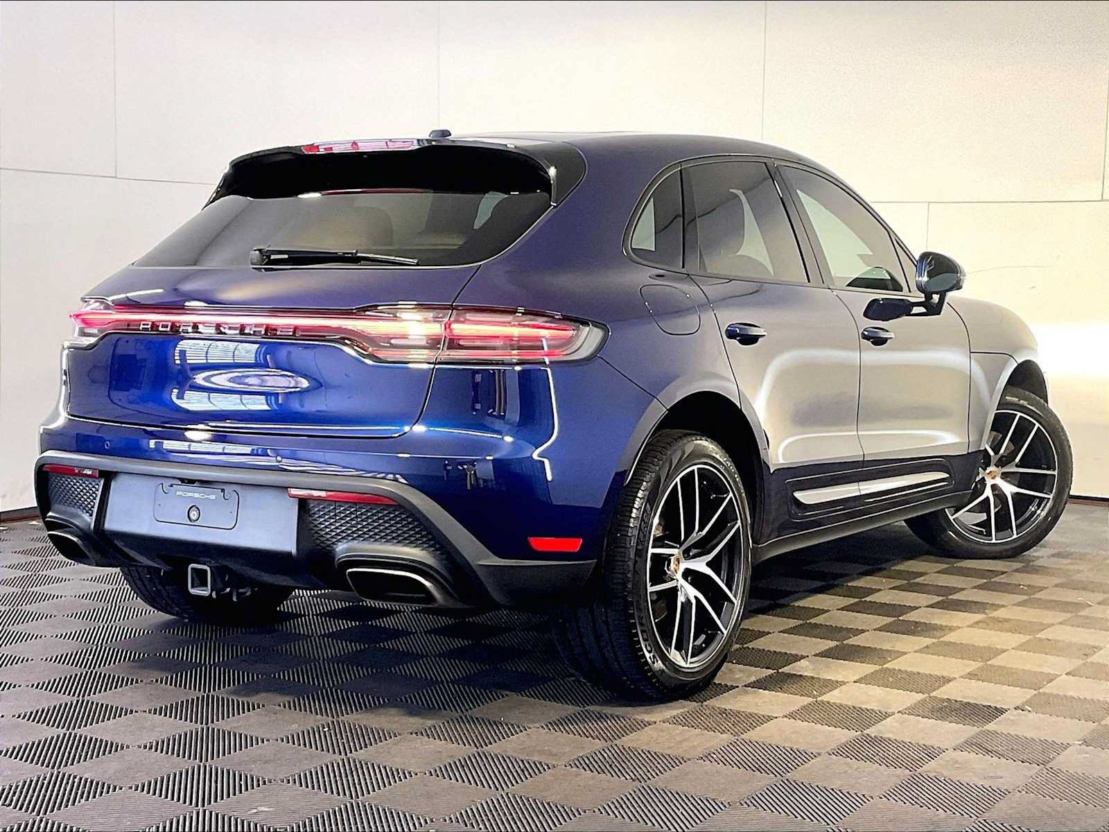 Certified 2023 Porsche Macan AWD/4WD image 7