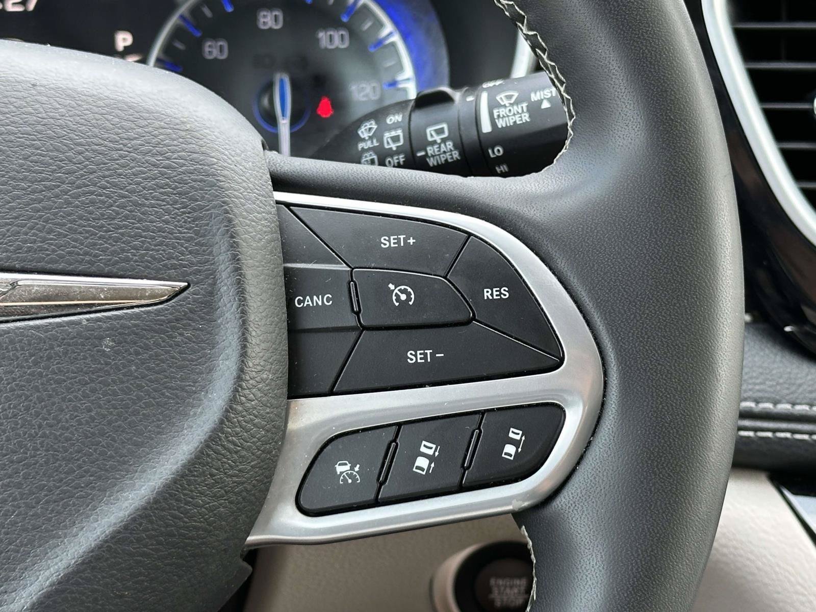Used 2023 Chrysler Pacifica Limited FWD image 22
