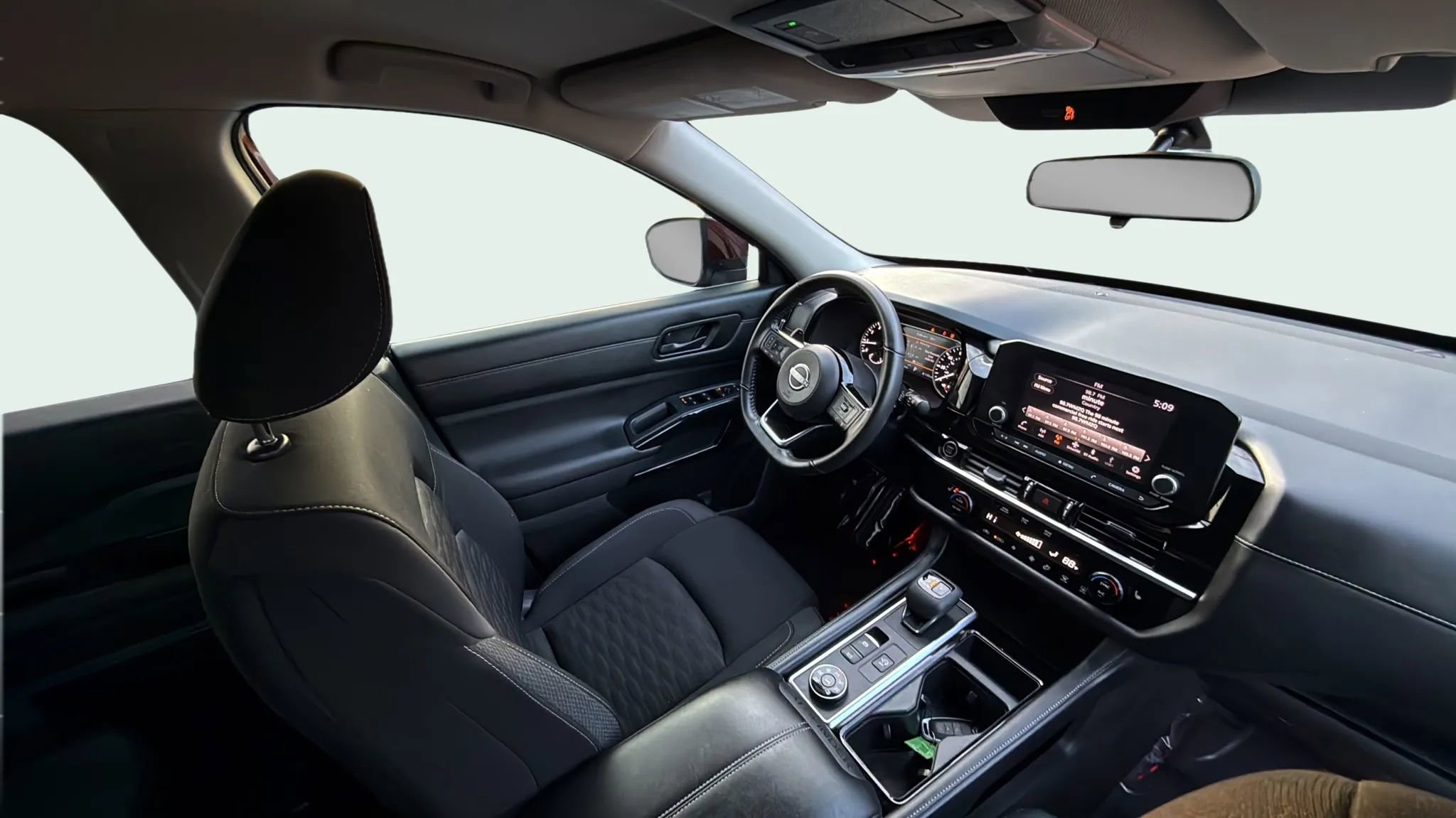 Used 2023 Nissan Pathfinder SV image 9