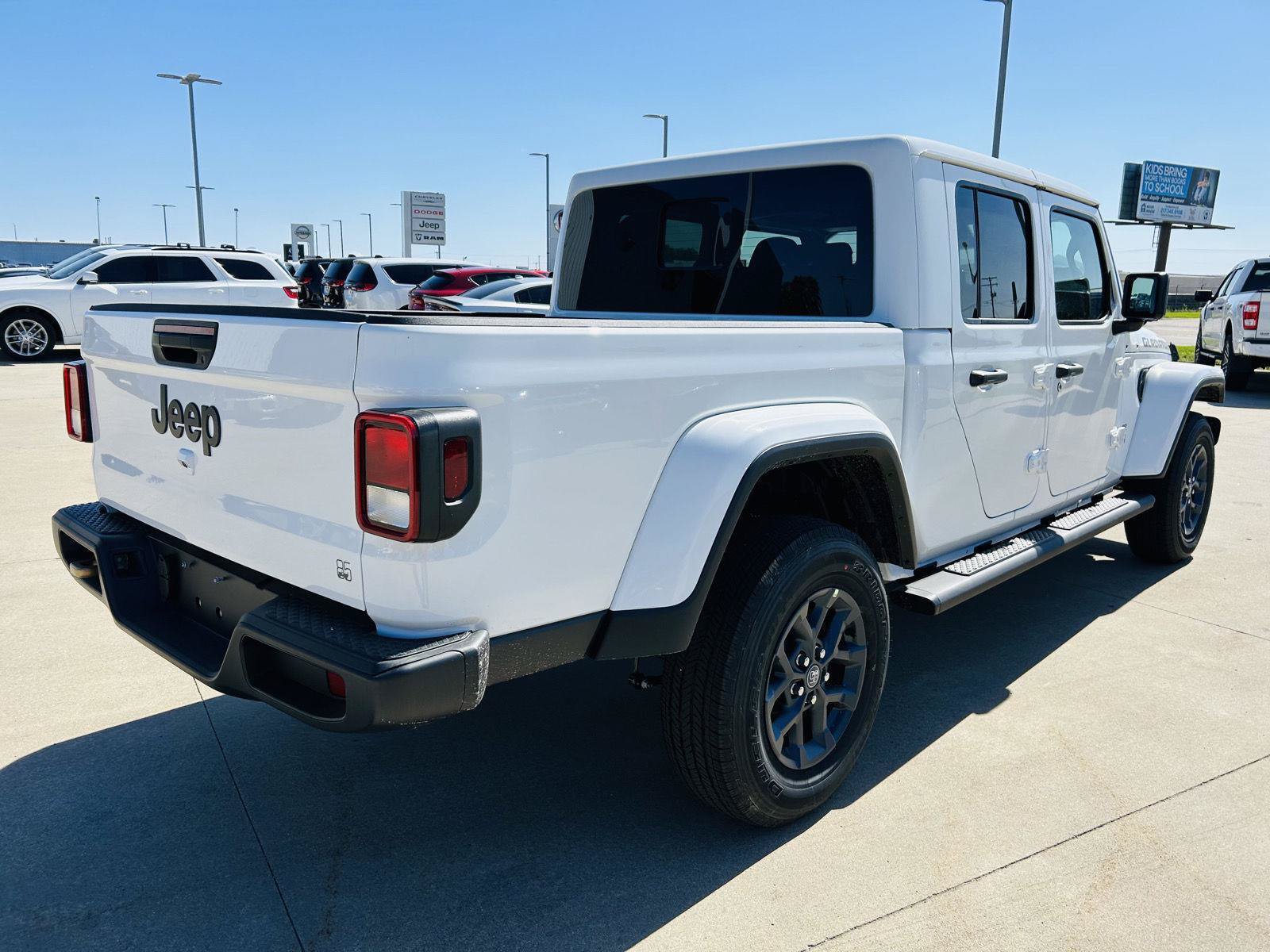 New 2026 Jeep Gladiator Overland AWD/4WD image 37
