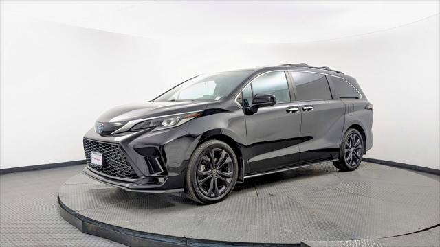 Used 2022 Toyota Sienna XSE w/ XSE Plus Package image 2