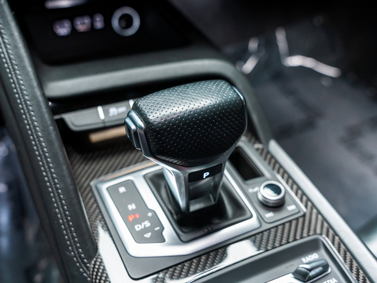 Used 2018 Audi R8 V10 w/ Premium Package image 65