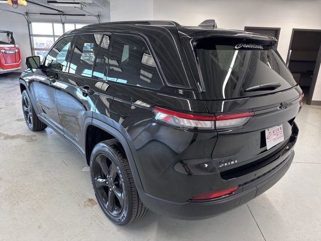 Used 2023 Jeep Grand Cherokee Altitude image 8