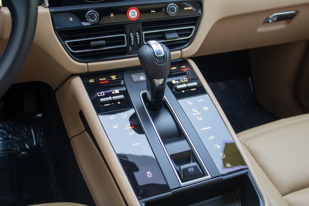 Used 2025 Porsche Macan AWD/4WD image 21