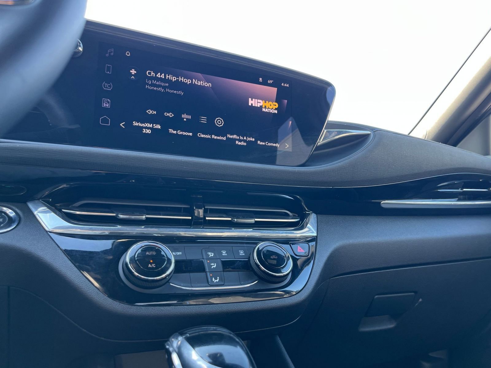 Used 2025 Buick Envista Sport Touring image 20