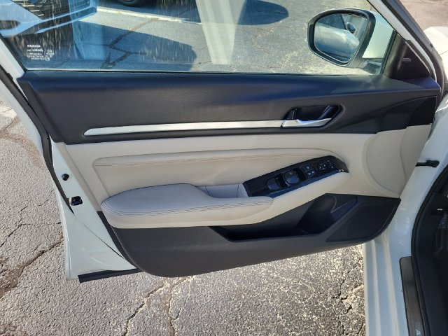 Used 2023 Nissan Altima 2.5 SL FWD image 14