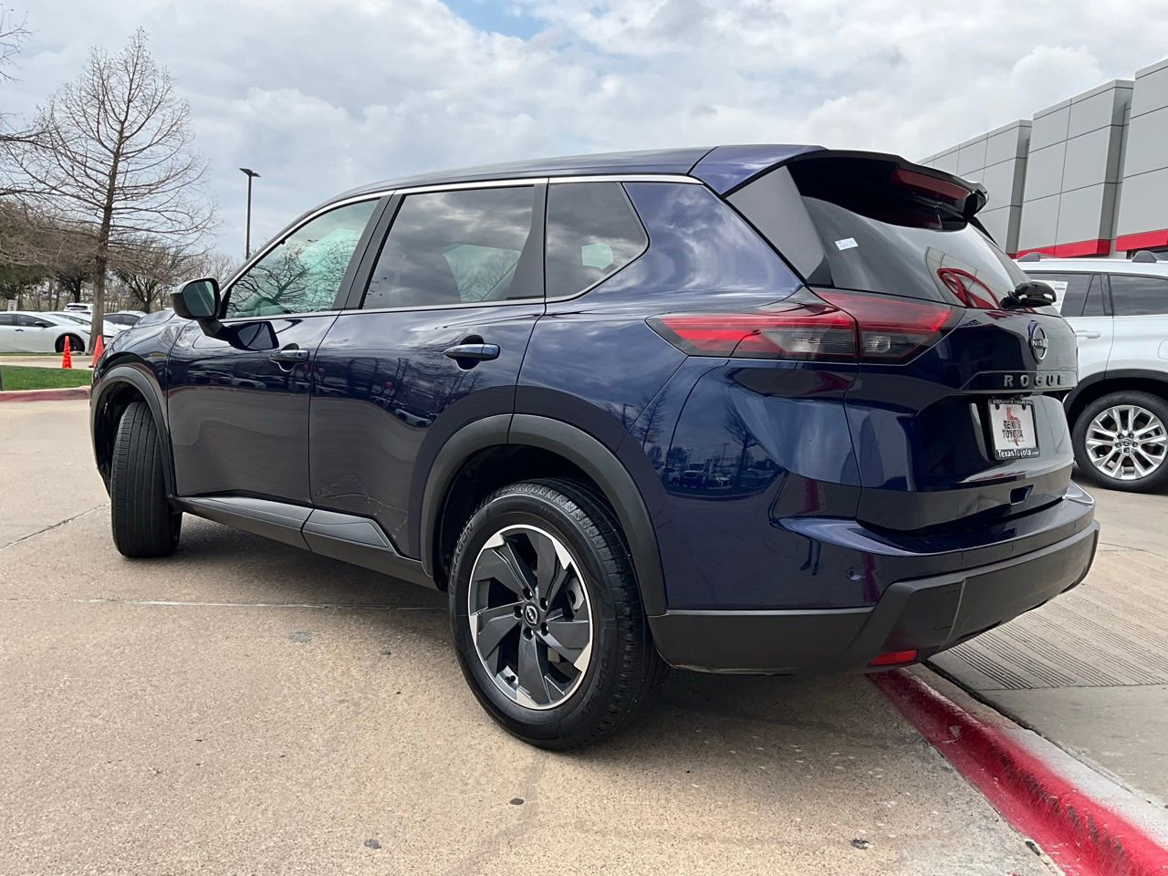 Used 2025 Nissan Rogue SV image 8