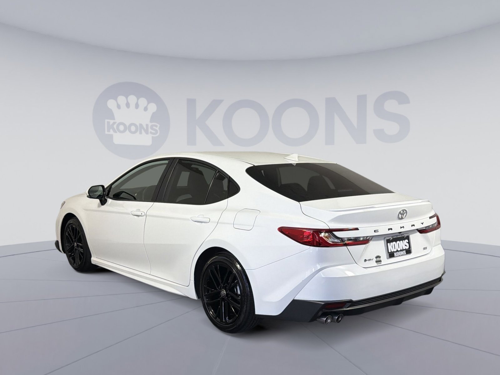 Used 2025 Toyota Camry SE w/ Convenience Package image 4