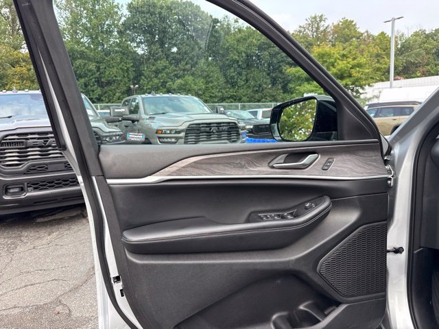 Used 2024 Jeep Grand Cherokee Limited AWD/4WD image 37