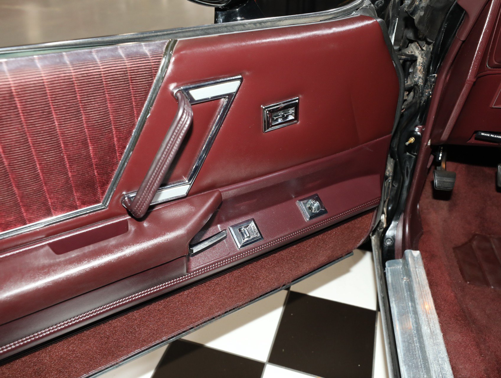 Used 1987 Oldsmobile Cutlass Supreme Salon RWD image 46