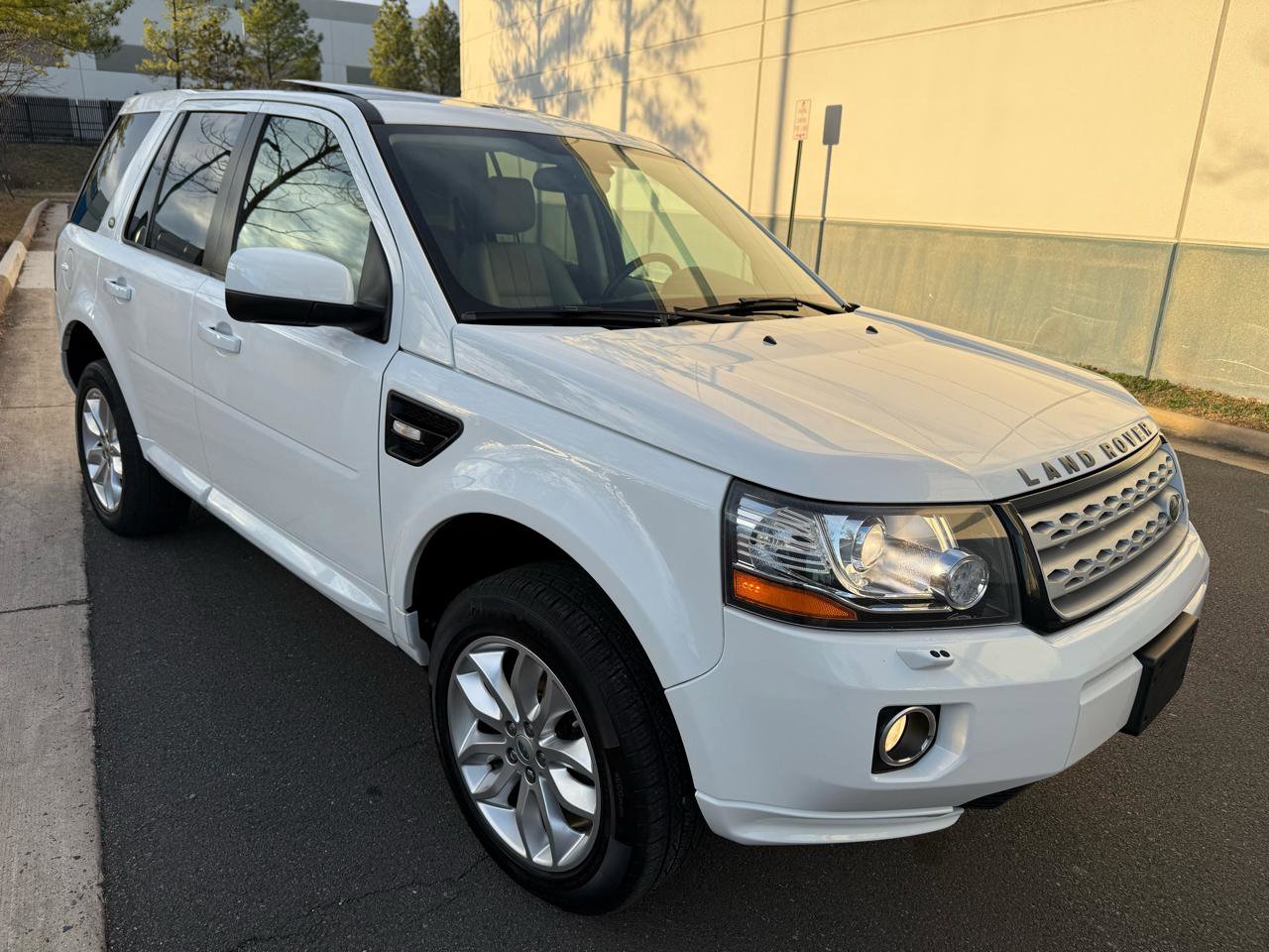 Used 2013 Land Rover LR2 image 12