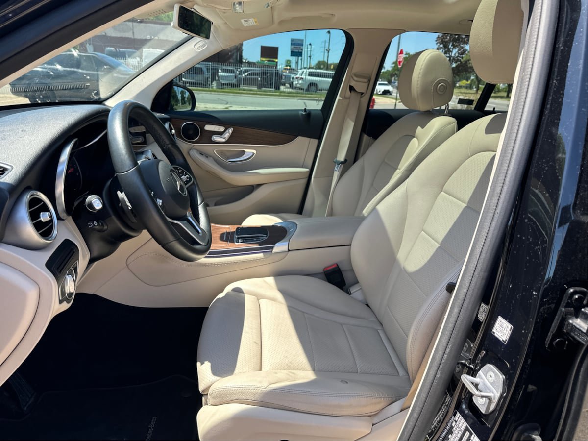 Used 2020 Mercedes-Benz GLC 300 4MATIC w/ Premium Package image 10