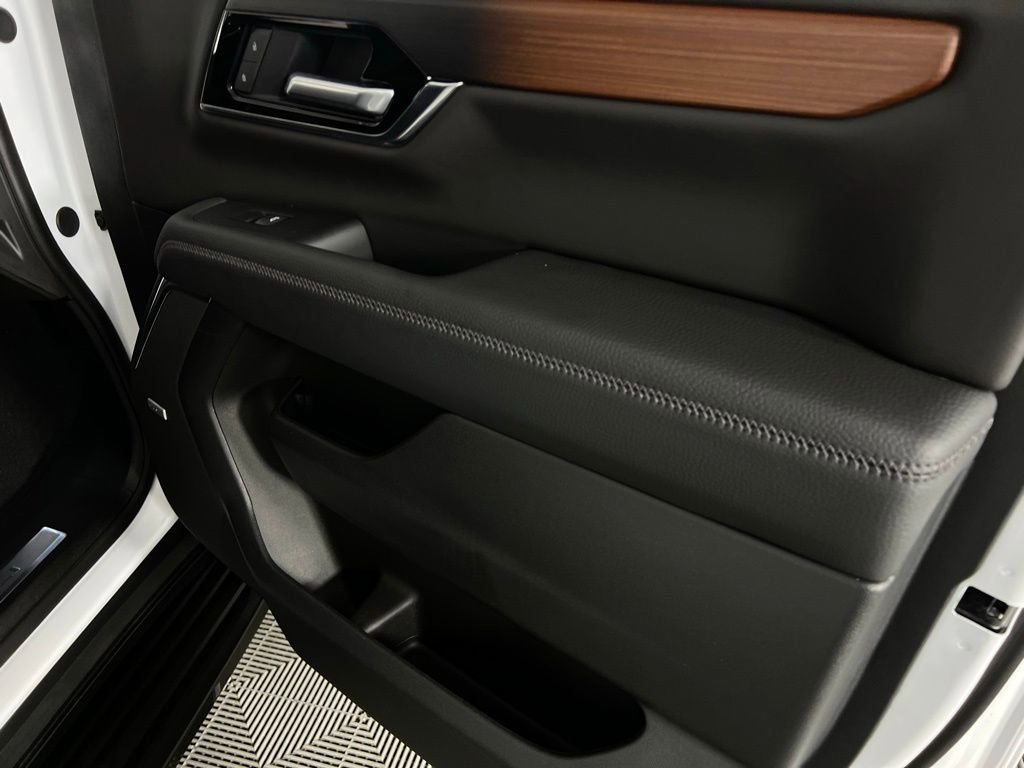Used 2025 GMC Yukon XL Denali image 37