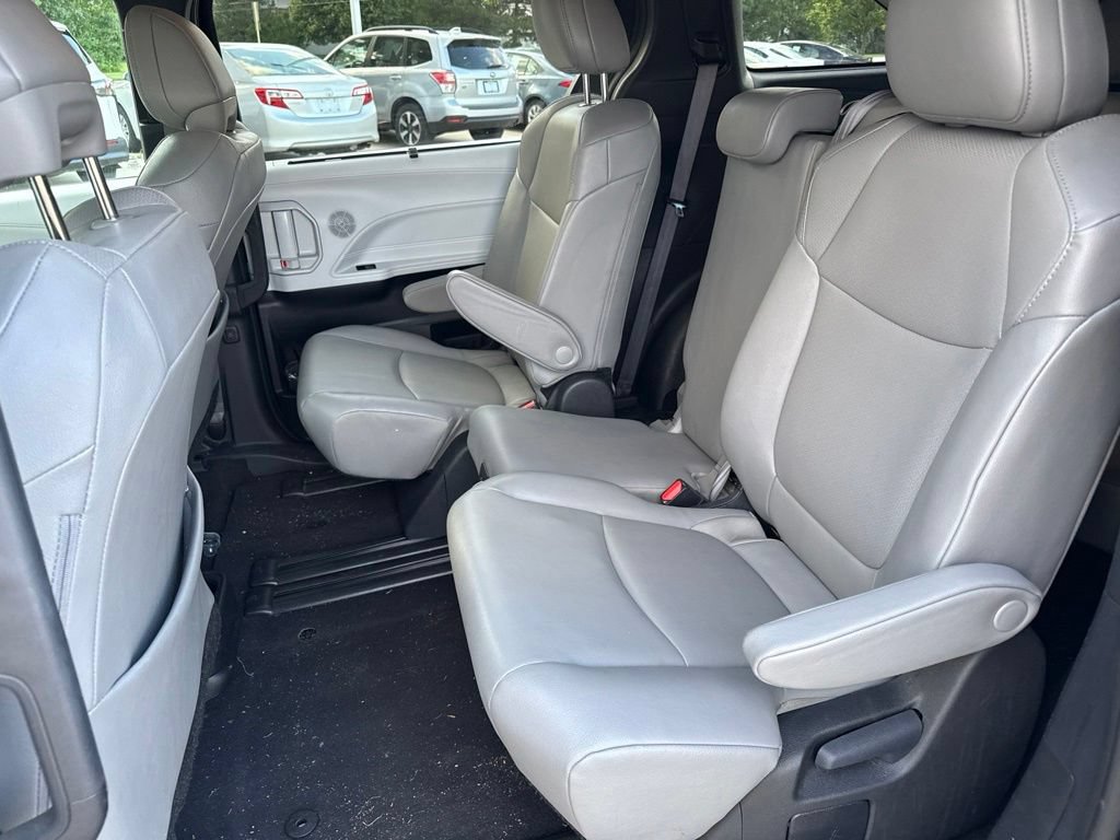 Used 2025 Toyota Sienna XLE FWD image 15