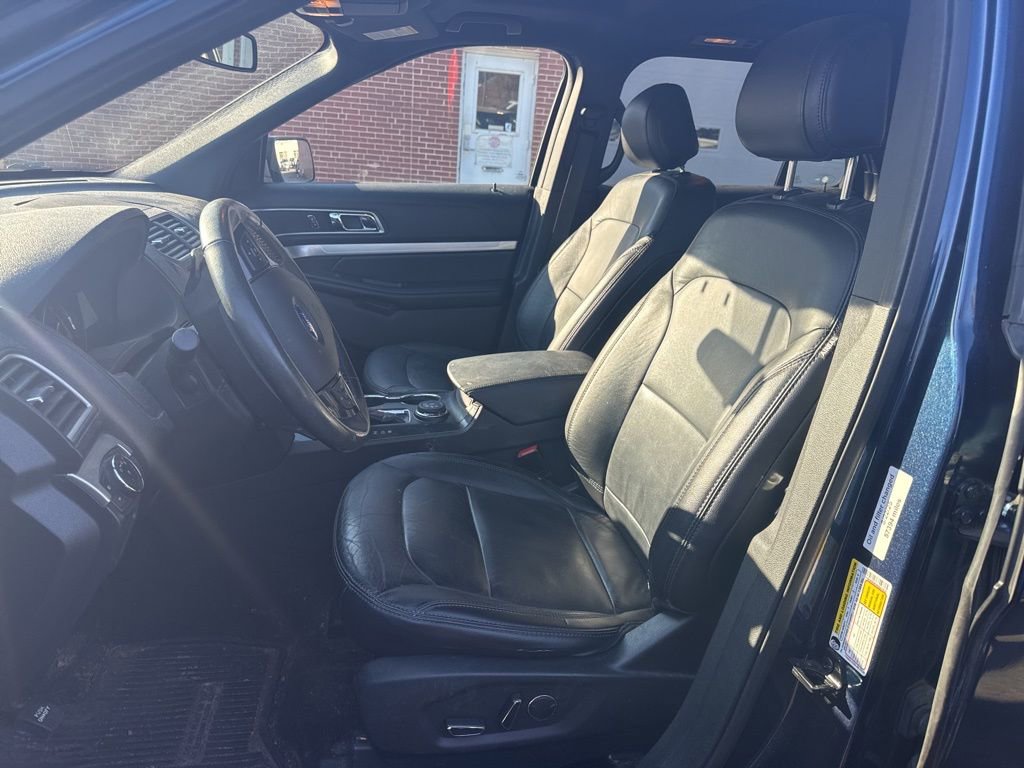 Used 2017 Ford Explorer XLT w/ Equipment Group 202A image 8
