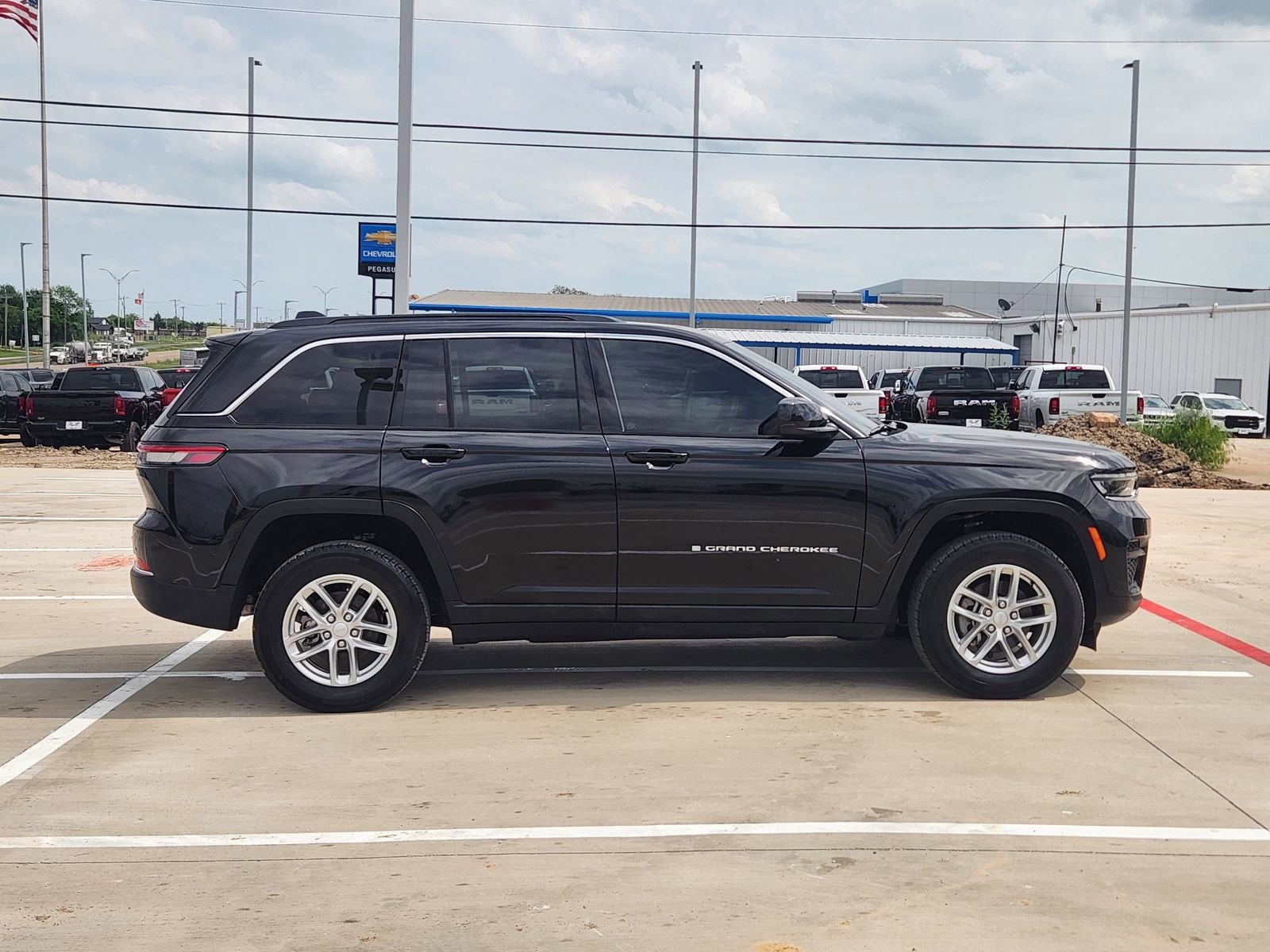 Used 2025 Jeep Grand Cherokee Laredo X RWD image 7