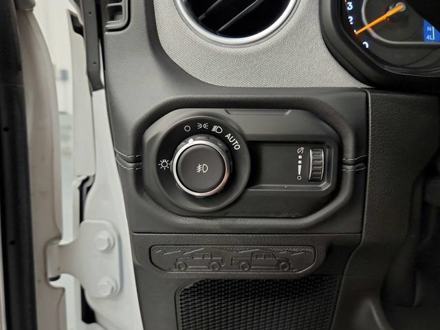 Used 2025 Jeep Wrangler Unlimited Sahara AWD/4WD image 27