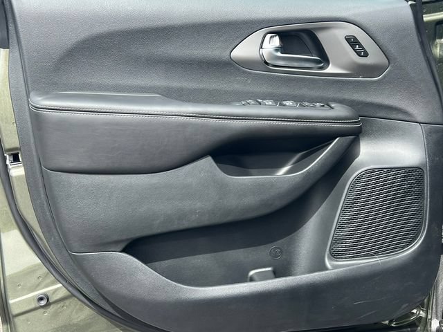 New 2027 Chrysler Pacifica Select AWD/4WD image 13