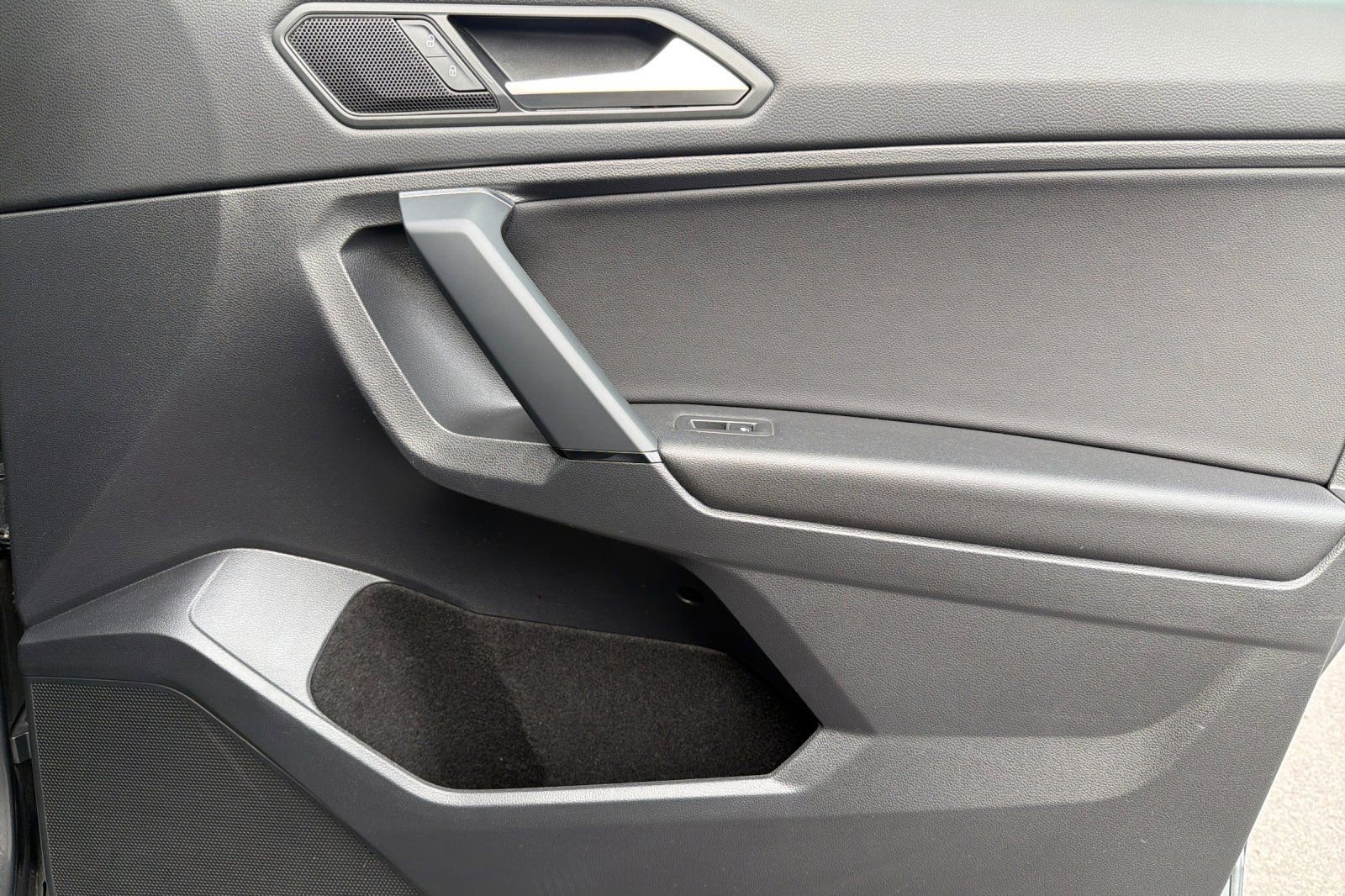 Used 2019 Volkswagen Tiguan SE w/ Panoramic Sunroof Package image 24