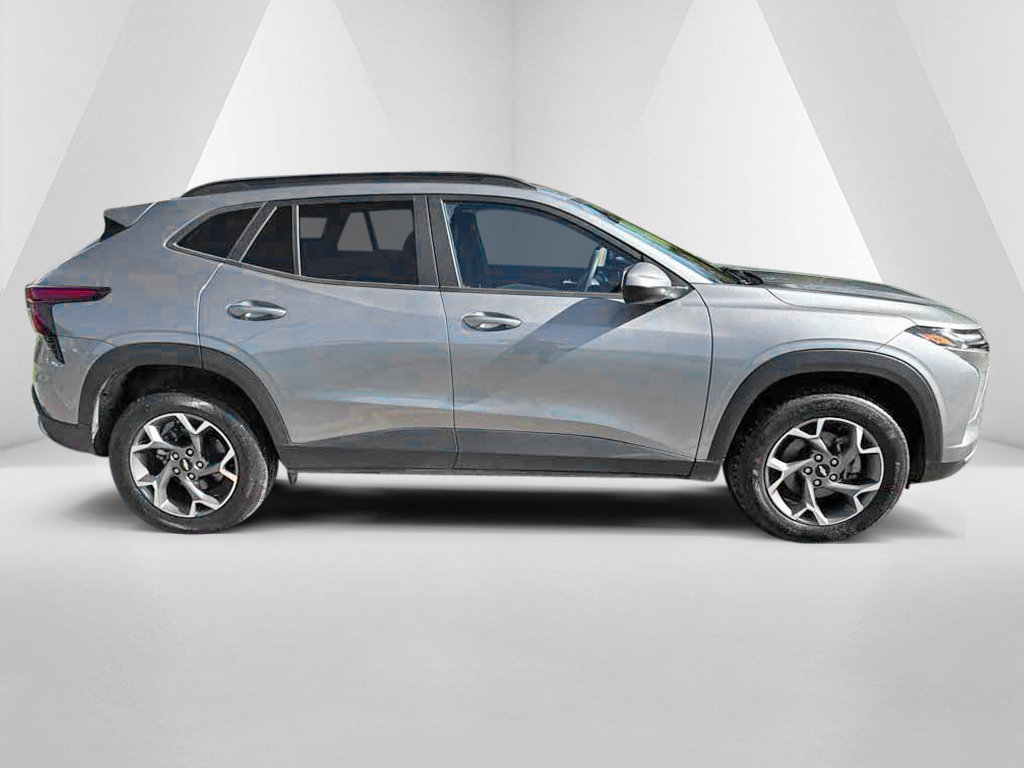 Used 2025 Chevrolet Trax LT FWD image 8